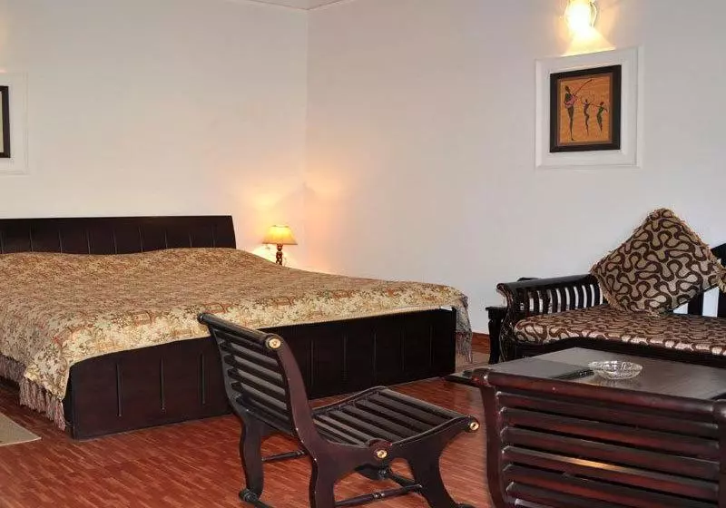 リゾートホテル Neelesh Inn A Luxury Lake View Hotel 20 Kms From Nainital