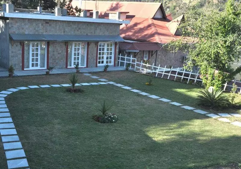 リゾートホテル Neelesh Inn A Luxury Lake View Hotel 20 Kms From Nainital