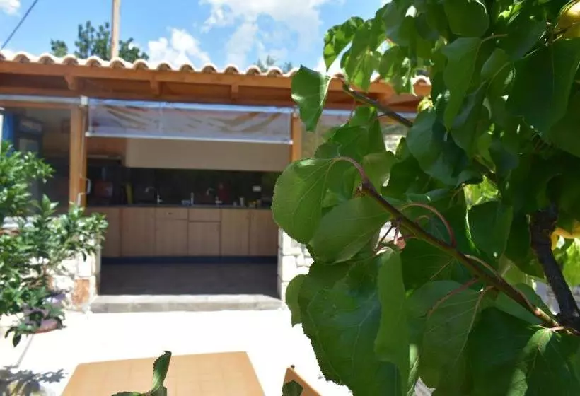 Hotelli Foti Rooms