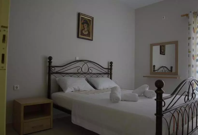 Hotelli Foti Rooms