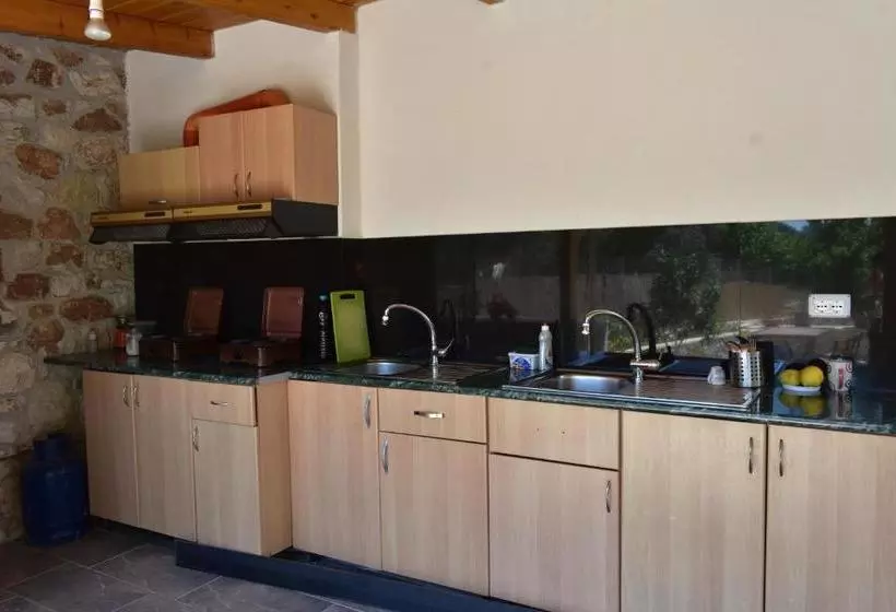 Hotelli Foti Rooms