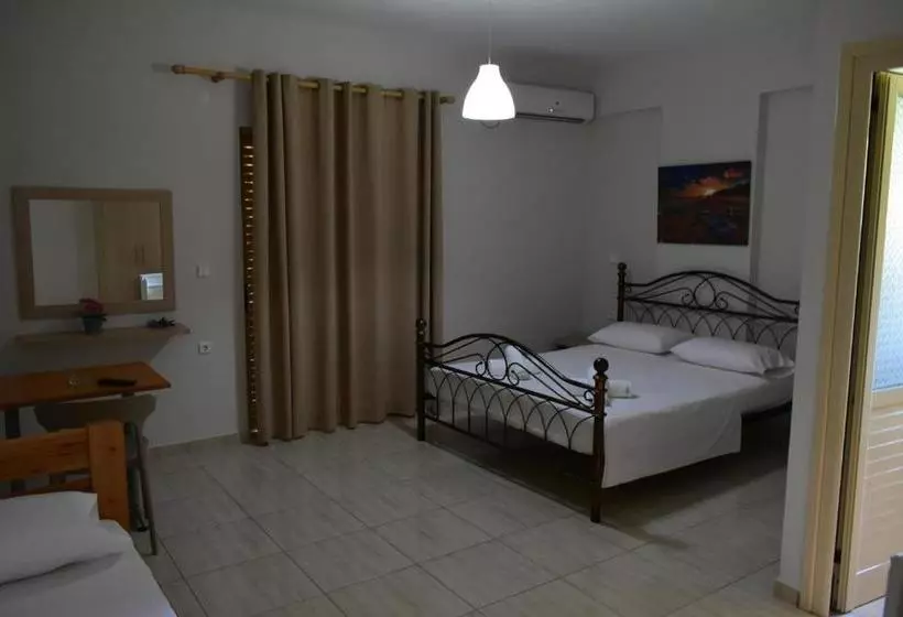 Hotelli Foti Rooms
