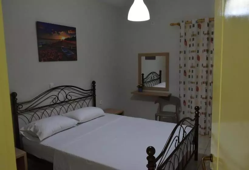 Hotelli Foti Rooms