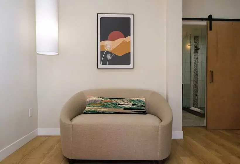 هاستل Adobe Inn