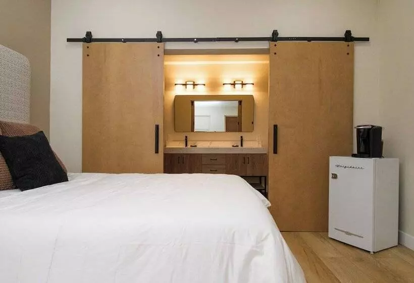 هاستل Adobe Inn