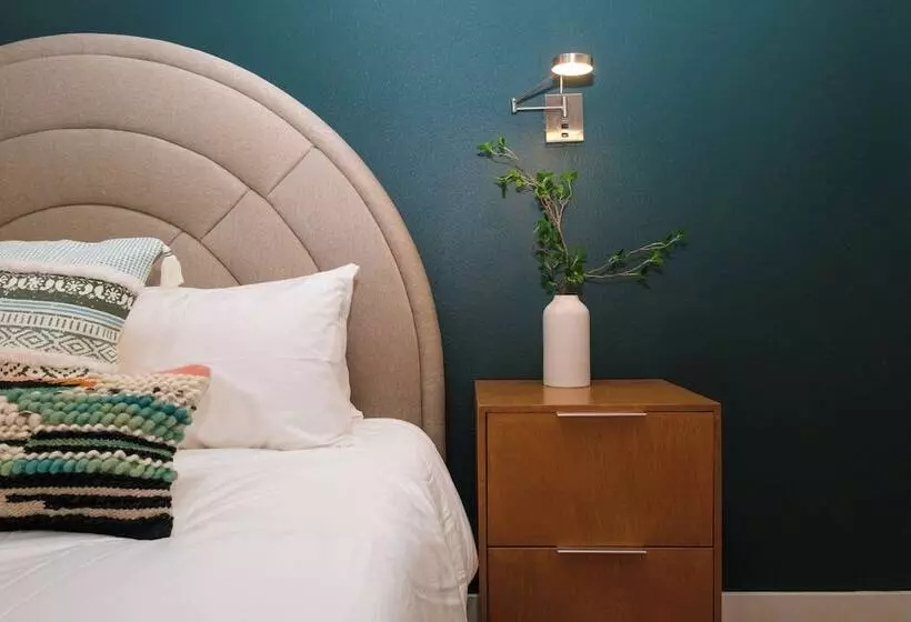 هاستل Adobe Inn