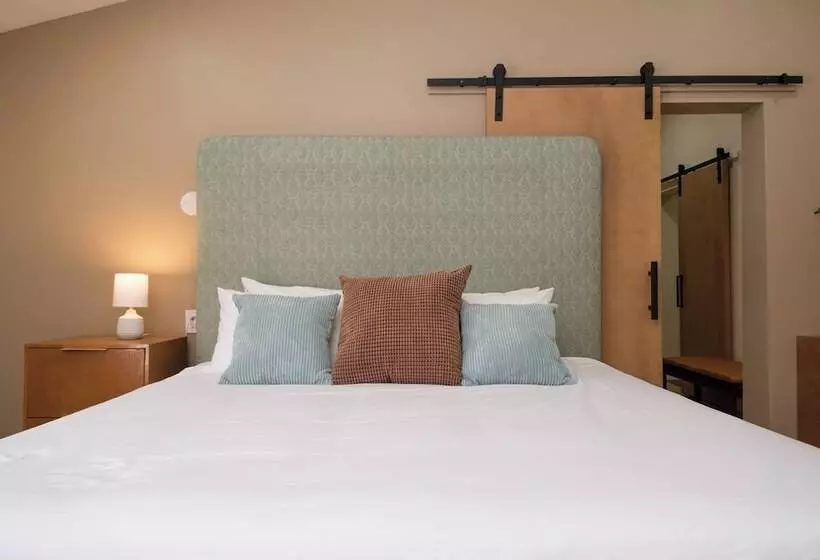 هاستل Adobe Inn