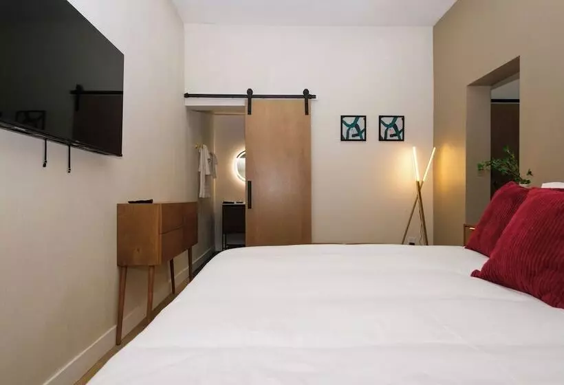 هاستل Adobe Inn