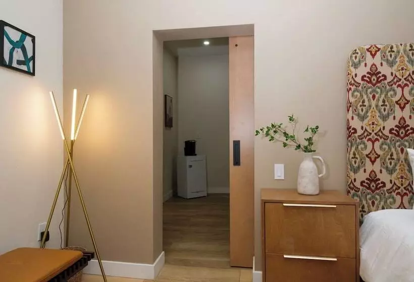 هاستل Adobe Inn