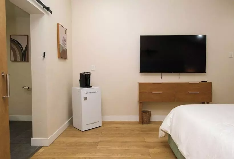 هاستل Adobe Inn