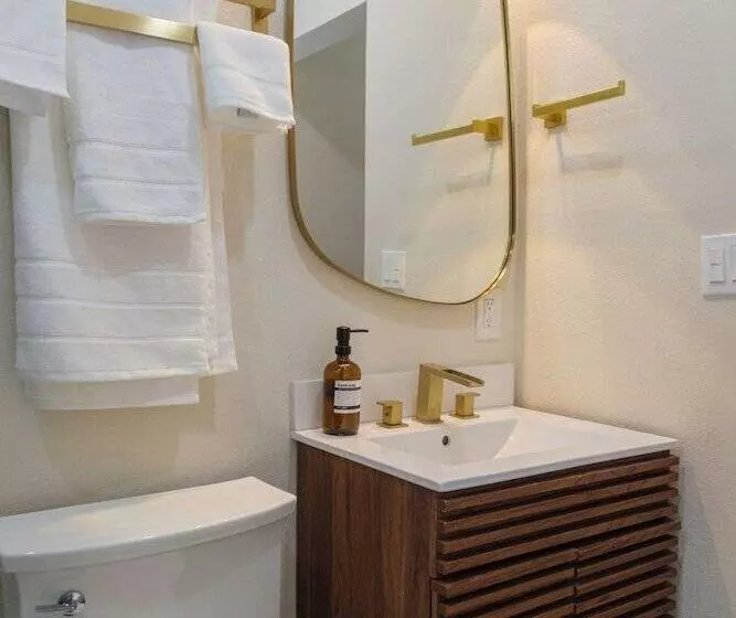 هاستل Adobe Inn