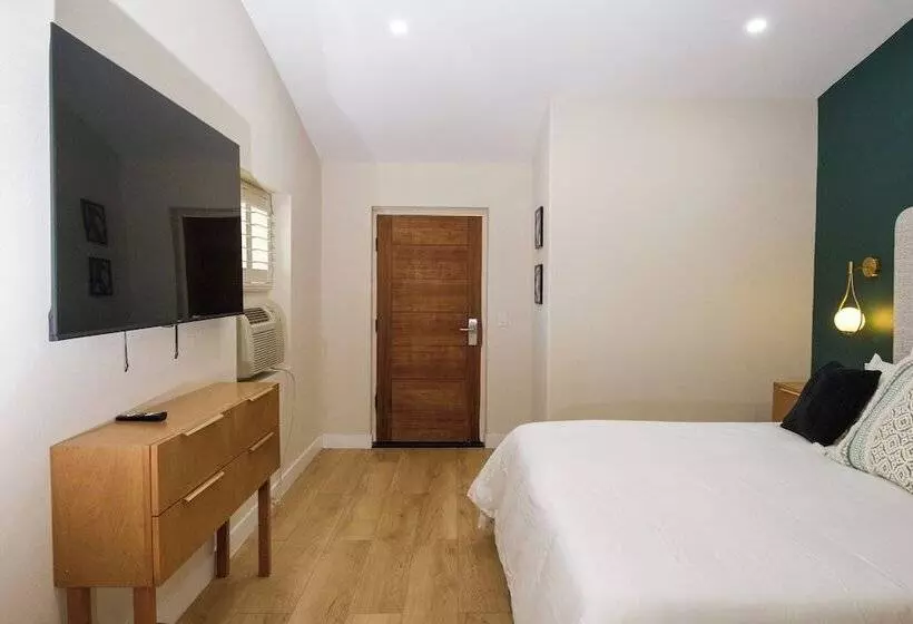 هاستل Adobe Inn