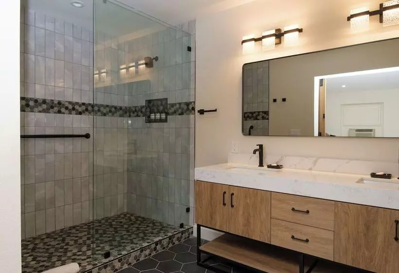 هاستل Adobe Inn