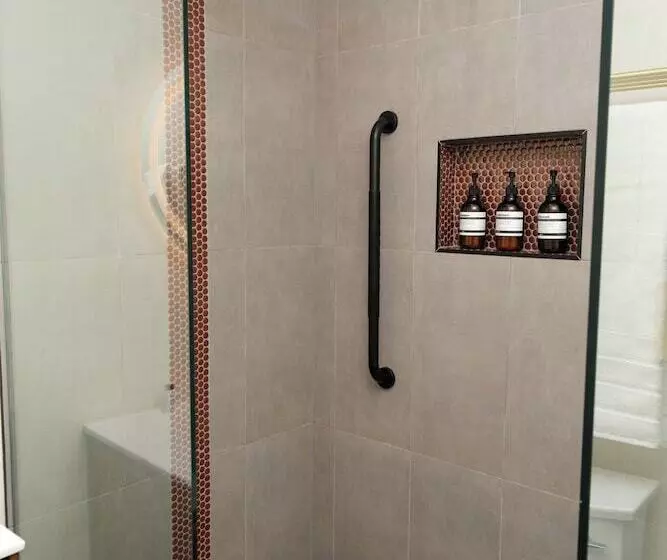 هاستل Adobe Inn