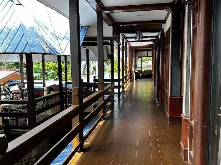 Shari La Perhentian Island Resort