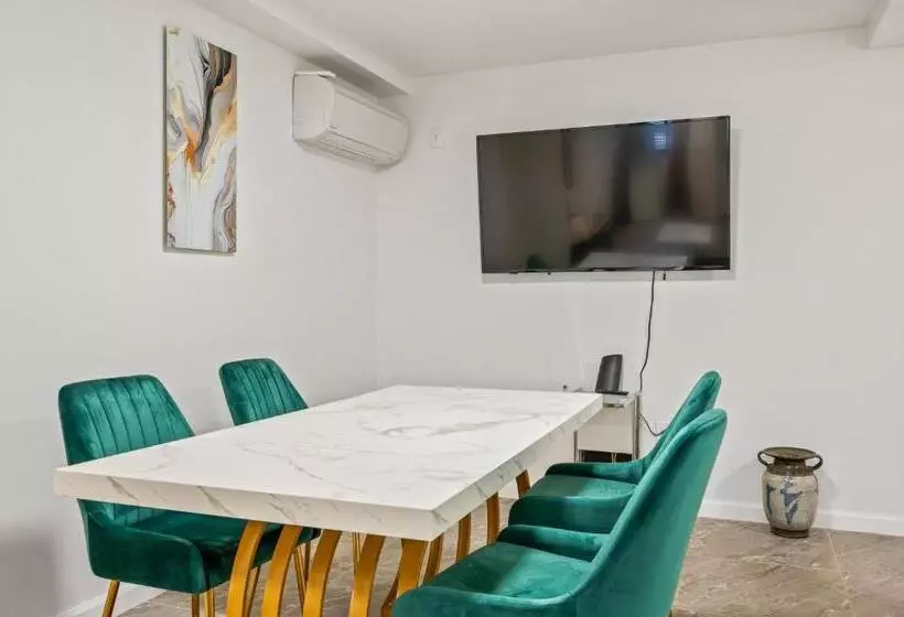 هتل Active Central Park East 3bedrooms 2 Bathrooms 1700 Sf
