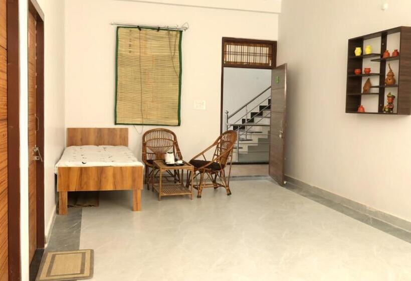 هتل Swastik Ashram