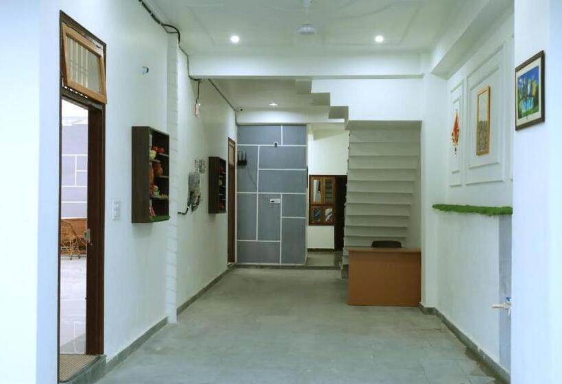 هتل Swastik Ashram