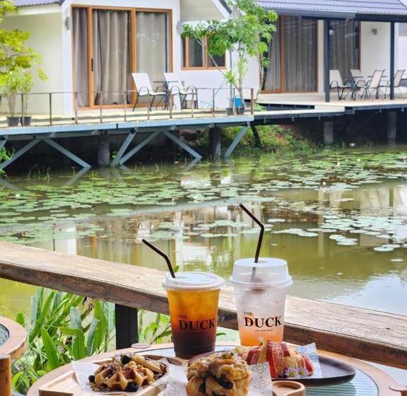 Hotel The Duck Cafe And Resort