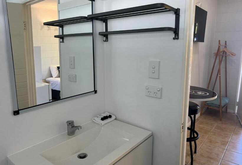 Innisfail Riverfront Motel