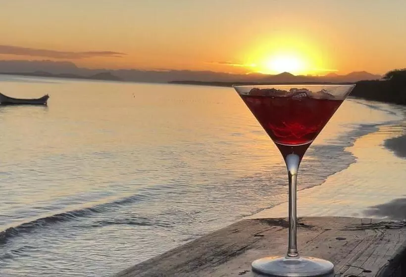 هتل Ilha Do Mel Casa Suítes Com Ar E Cafe Da Manha