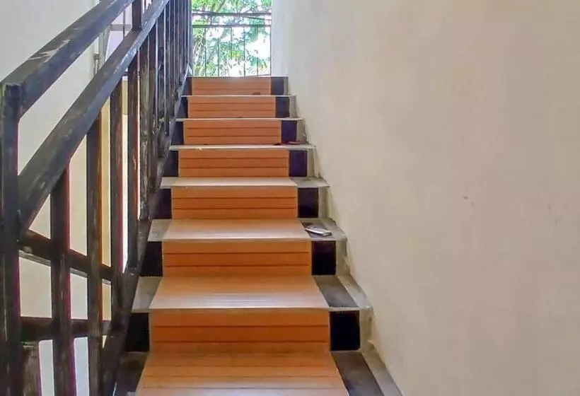 Hotelli Reddoorz At Dien Homestay Syariah Alun Alun Pasuruan