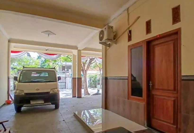 Hotelli Reddoorz At Dien Homestay Syariah Alun Alun Pasuruan