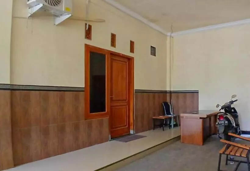 Hotelli Reddoorz At Dien Homestay Syariah Alun Alun Pasuruan