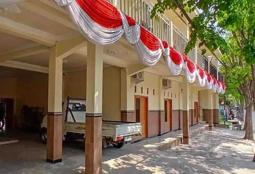 Hotelli Reddoorz At Dien Homestay Syariah Alun Alun Pasuruan