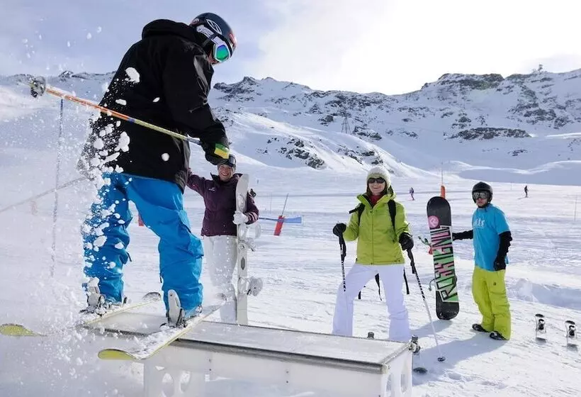 هتل Hôtel Les Dents Blanches