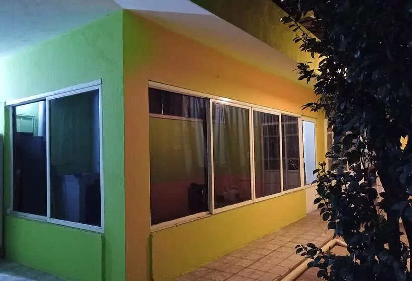 ホテル Hostel Paricutín