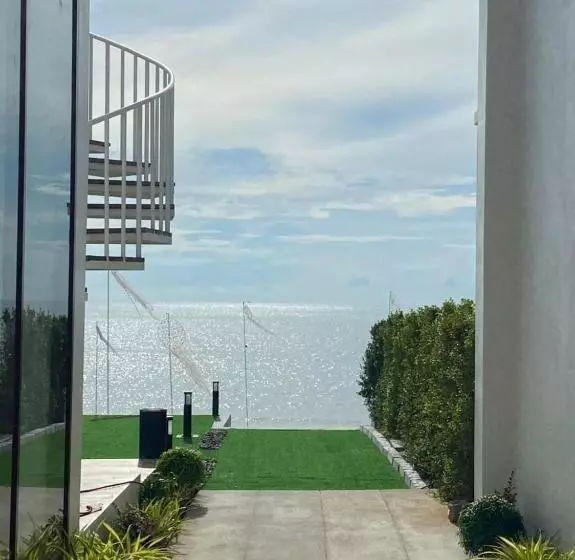 ホテル เดอะซีน คาบาน่า บีช รีสอร์ท ขนอม The Scene Cabana Beach Resort Khanom