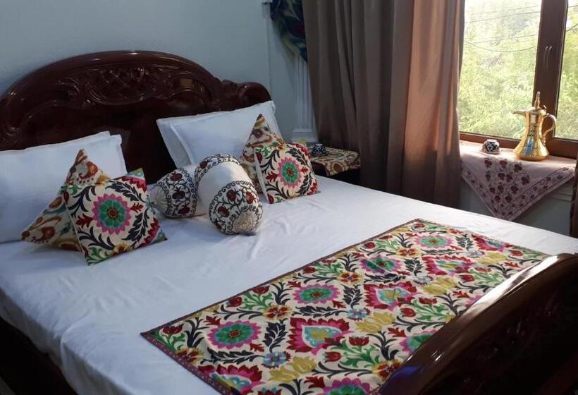 פנסיון Khodja Guesthouse