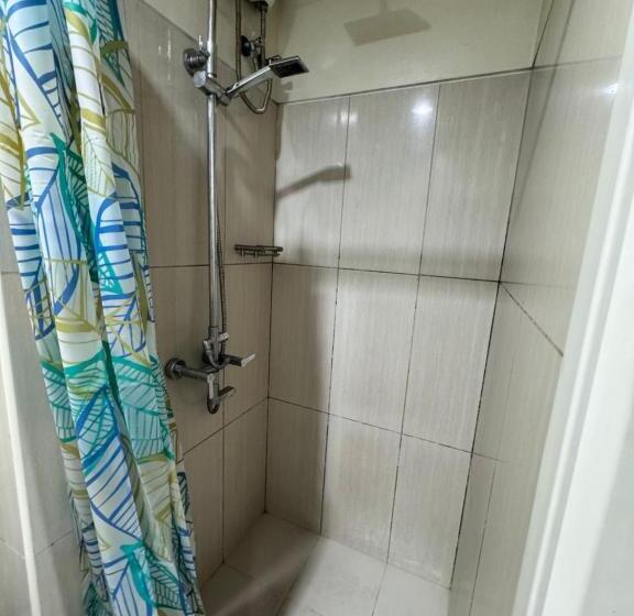 Hotell Estaycation Condo Suites