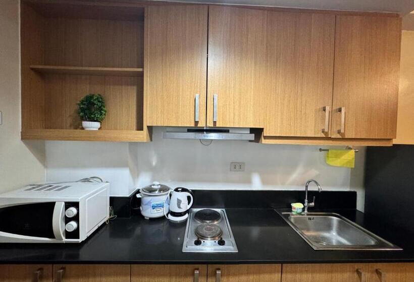 Hotell Estaycation Condo Suites