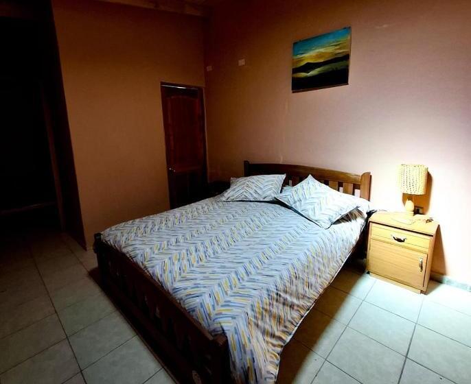 פנסיון Hostal Hara