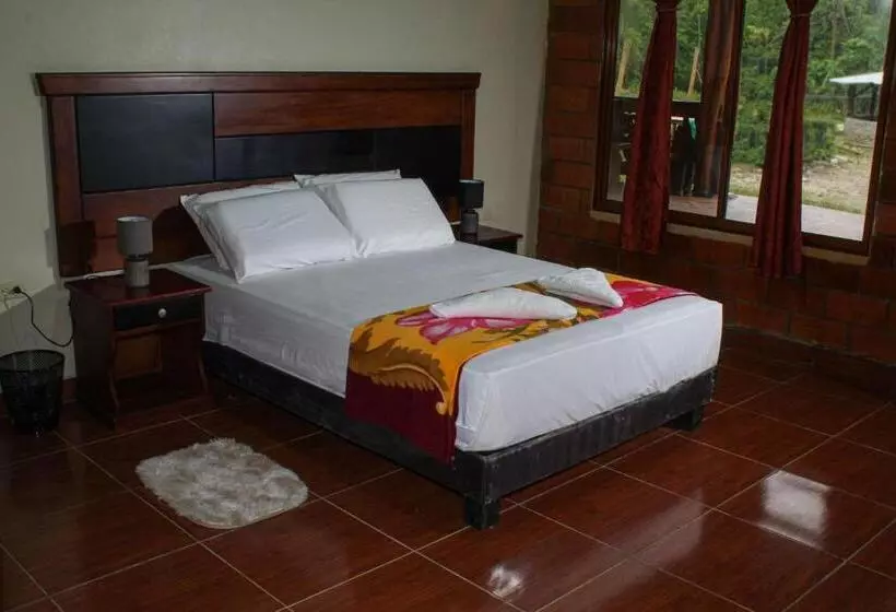 Hotelli Ingaru Lodge