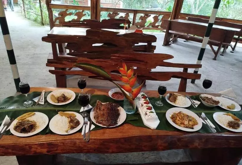 Hotelli Ingaru Lodge