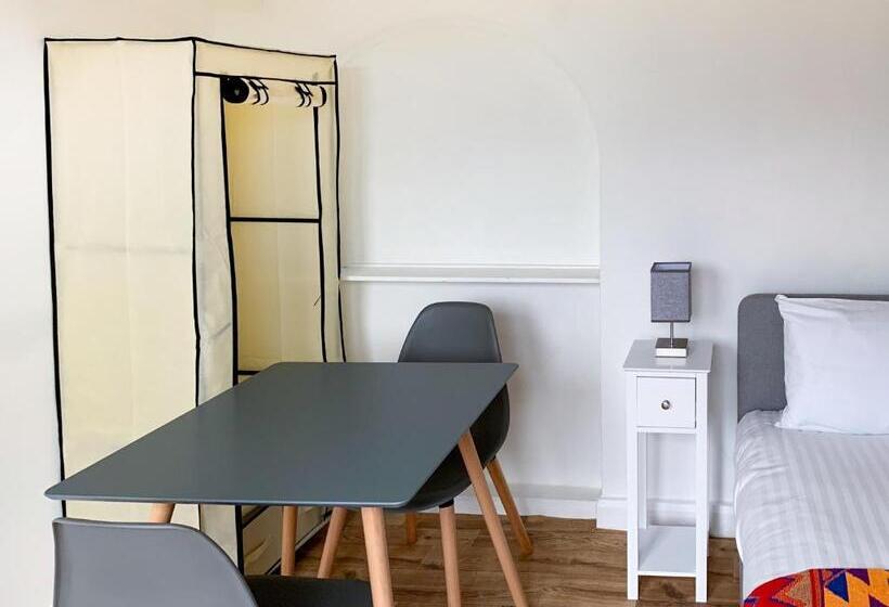 پانسیون Flat In Glastonbury 10