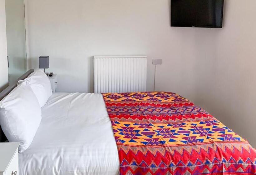 پانسیون Flat In Glastonbury 10