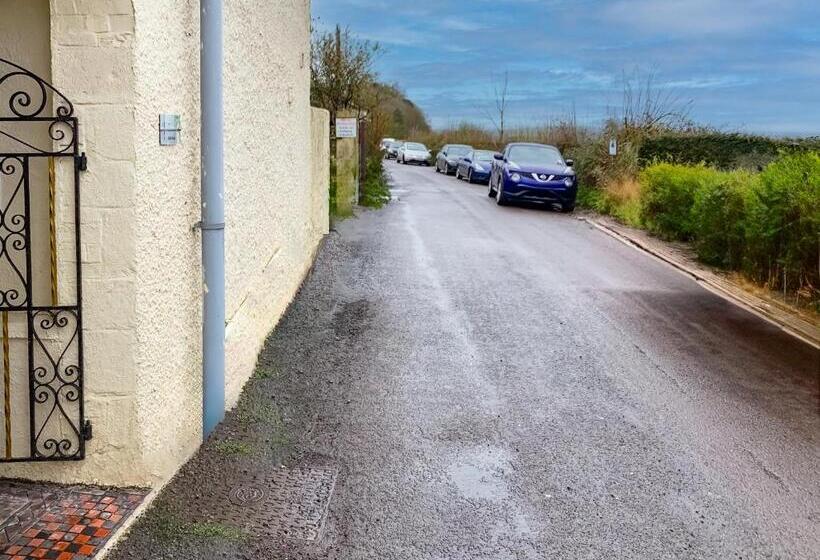 پانسیون Flat In Glastonbury 10