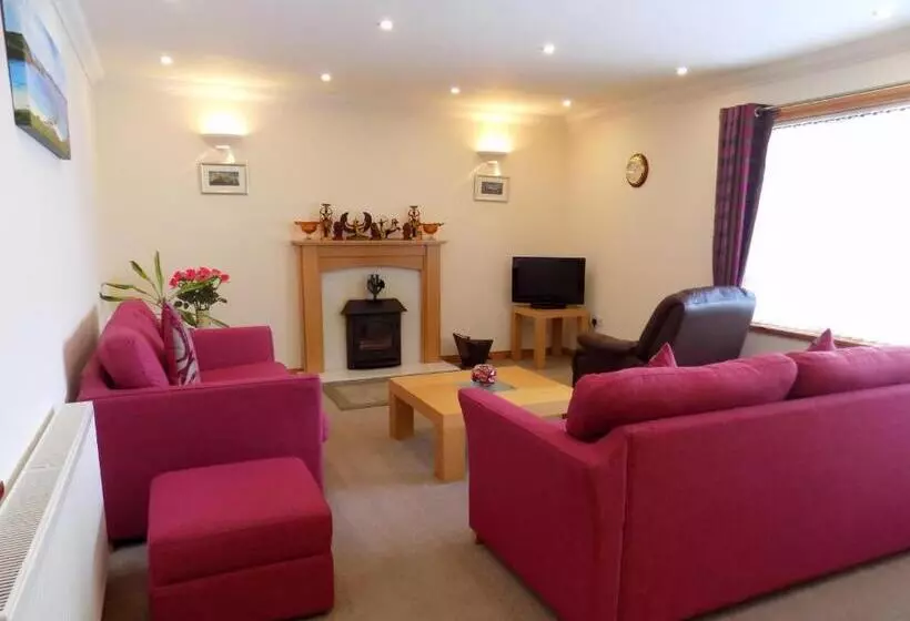 Majatalo 2 Br On Bus Route To Sty Town   No Breakfast   Crockery Cutlery Tidy Up Offered