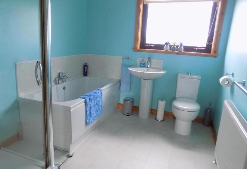 Pensiune 2 Br On Bus Route To Sty Town   No Breakfast   Crockery Cutlery Tidy Up Offered