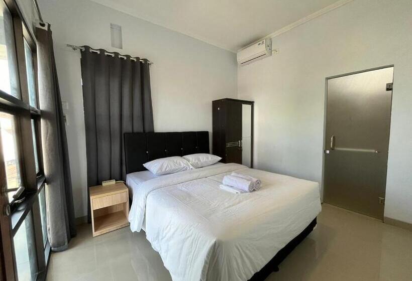 פנסיון Larissa Guest House