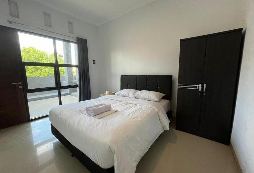 פנסיון Larissa Guest House