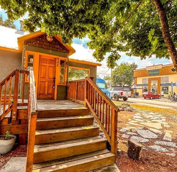 تختخواب و صبحانه The Cedar Room