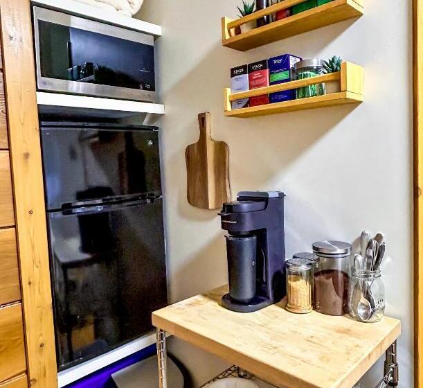 تختخواب و صبحانه The Cedar Room