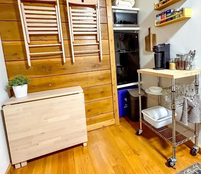 تختخواب و صبحانه The Cedar Room