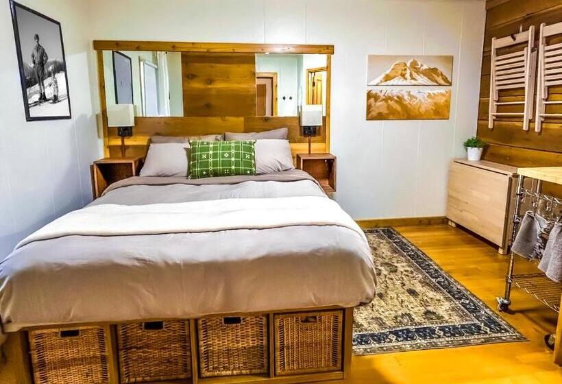 تختخواب و صبحانه The Cedar Room