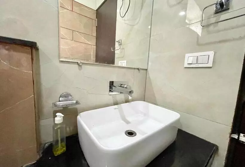 Le Grace ! Haridwar होटल ले ग्रेस, ஹோட்டல் லீ கிரேஸ் Fully Air Conditioned Hotel, Lift Wifi And Park